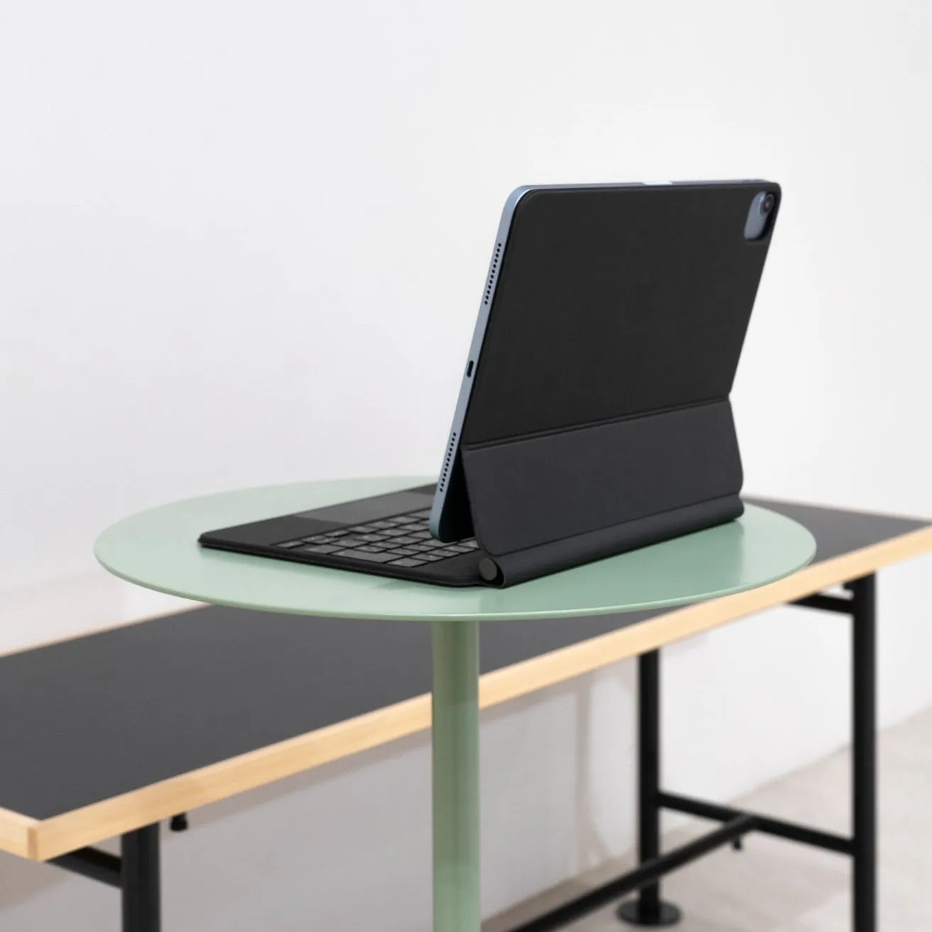 スリムテーブル(H650・サンドベージュ）