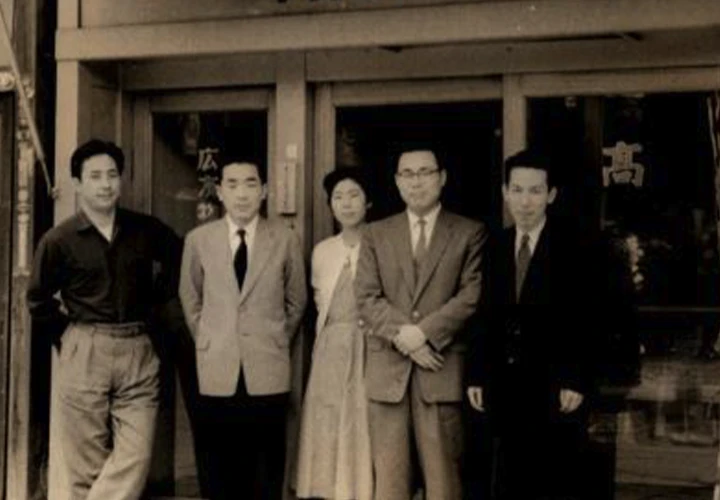 1957年 創業当時の社屋前