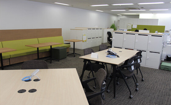 内装デザインも一新し、誰もが快適に働ける 開放的なオフィス作りの実現