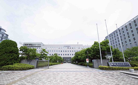 光あふれるカフェのような大学ラウンジ