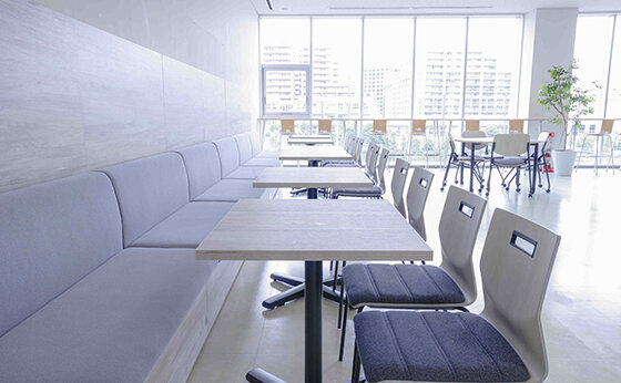 光あふれるカフェのような大学ラウンジ