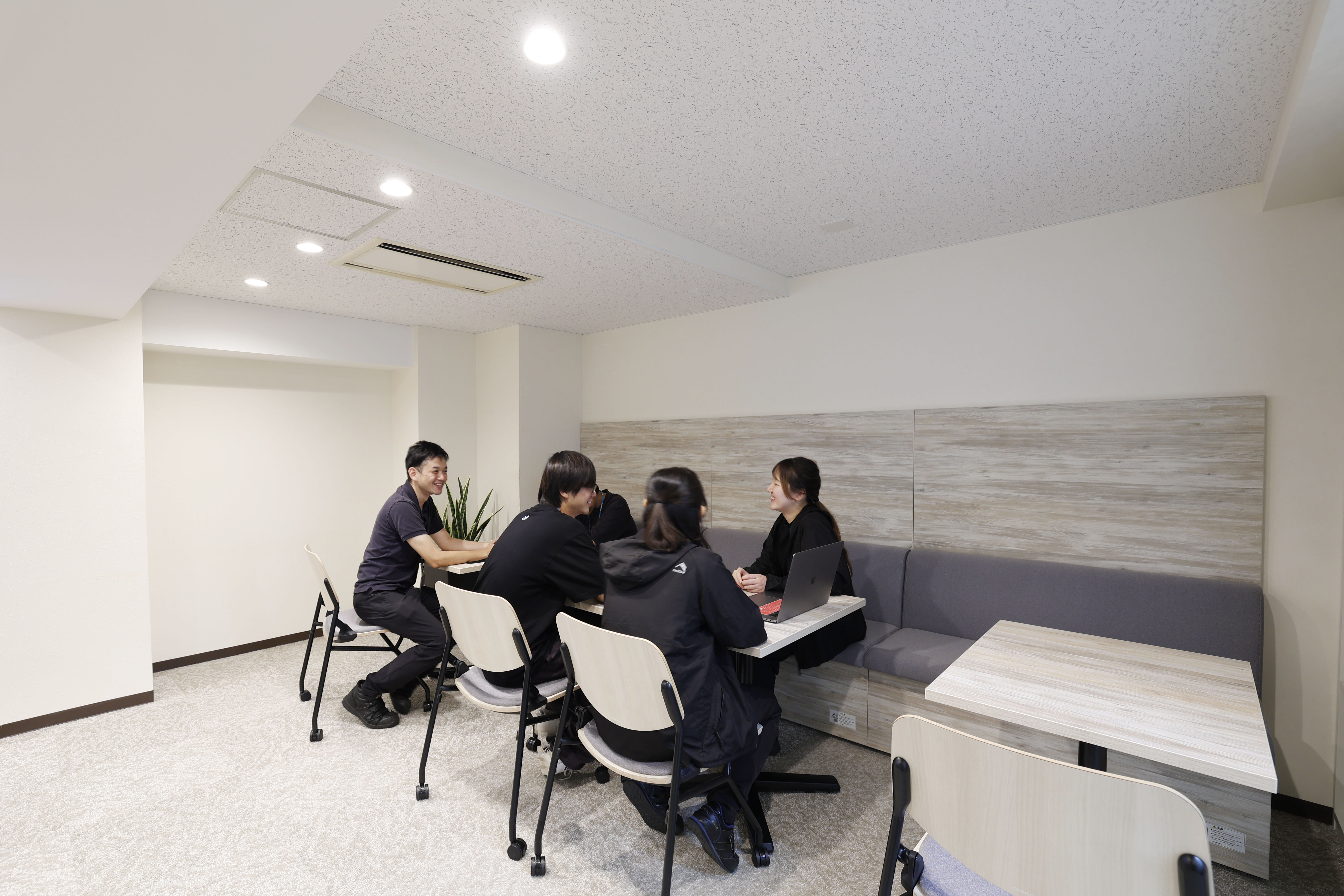 人と人が出会い、アイデアが育つ多目的スペース