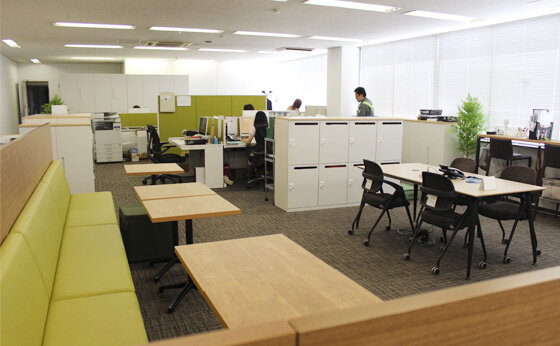 内装デザインも一新し、誰もが快適に働ける 開放的なオフィス作りの実現