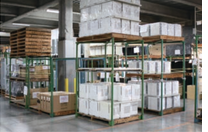 荷物に乗せた台車を運搬している様子