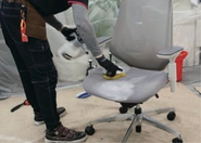 汚れたイスをクリーニングしている人の様子